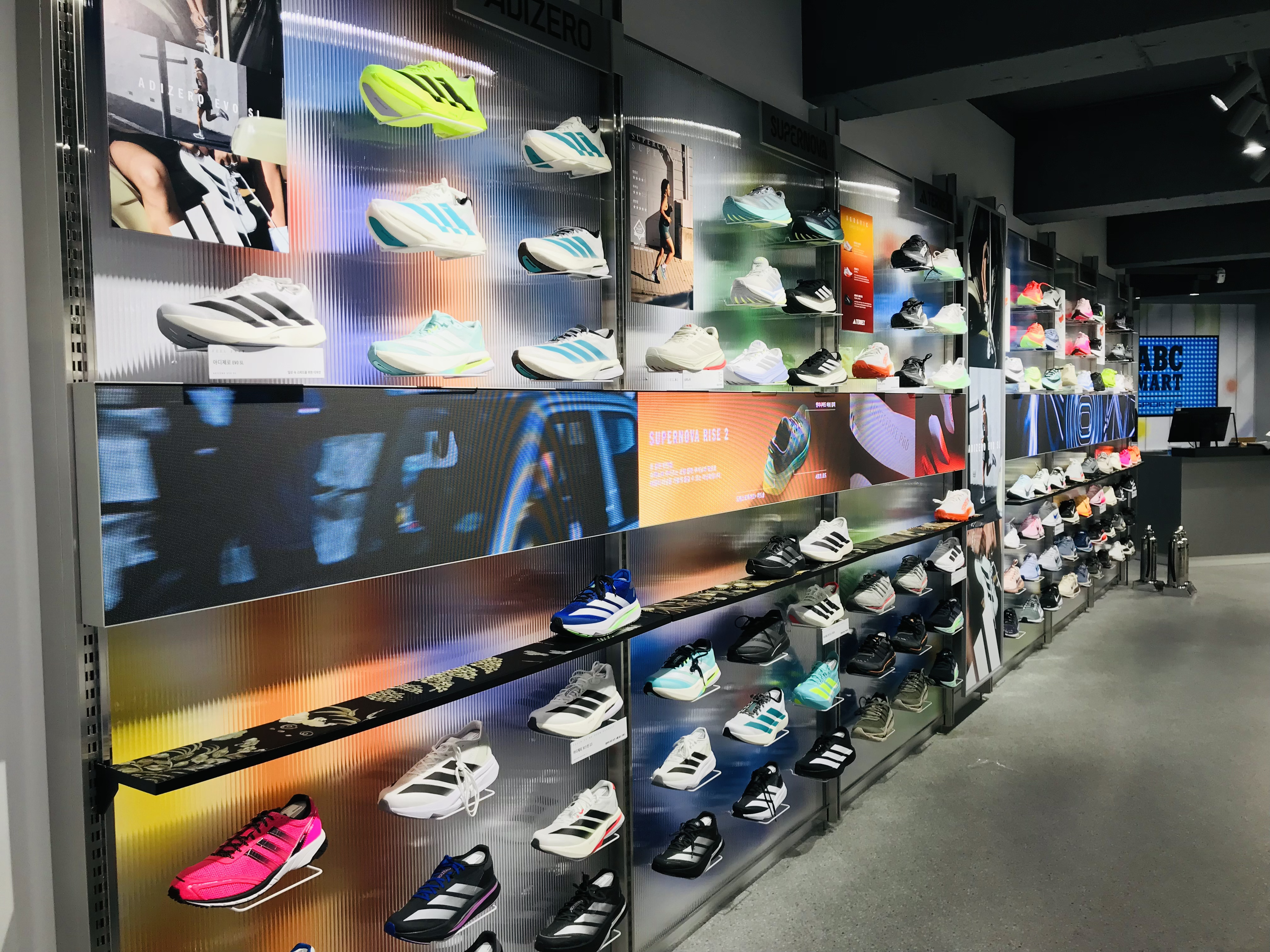 매장 내부 상품 진열